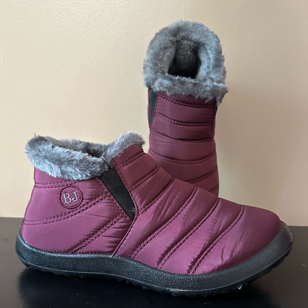 NWOT BJ Boots. Purple. Size 40.